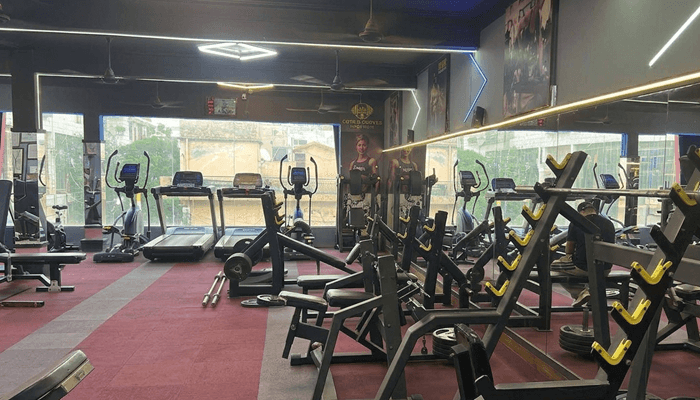 Cuts & Curves Unisex Gym